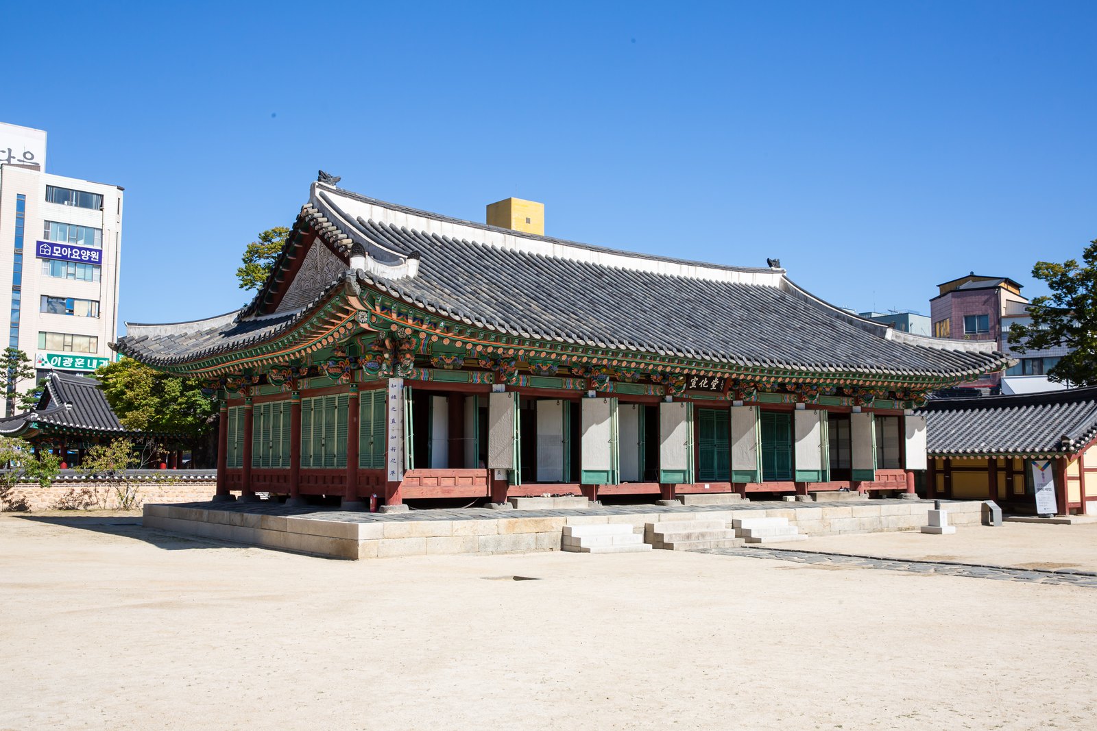 넓은 마당과 기둥, 기와지붕을 함께 담은 원주 강원감영 선화당의 사선 전경